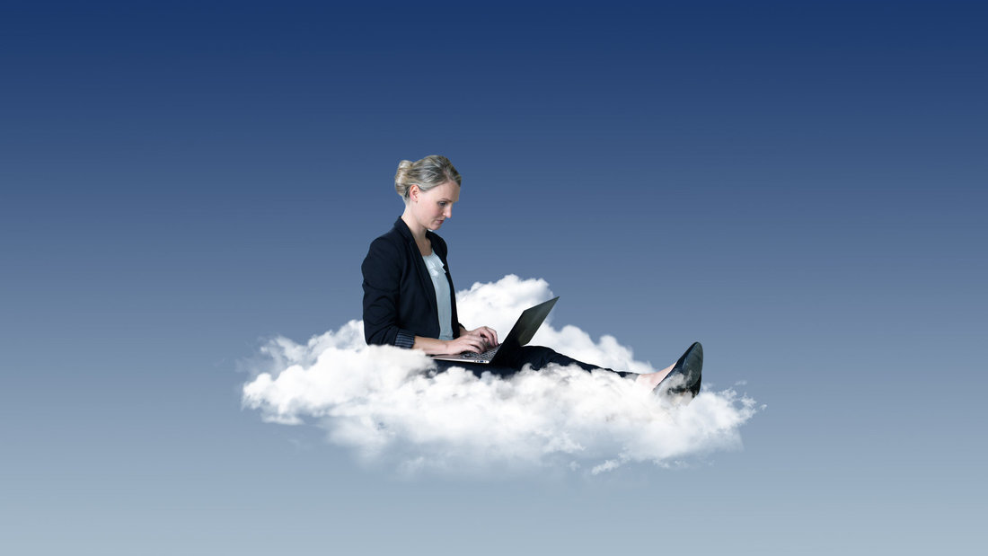 Arbeiten in der Cloud – Frau am Laptop