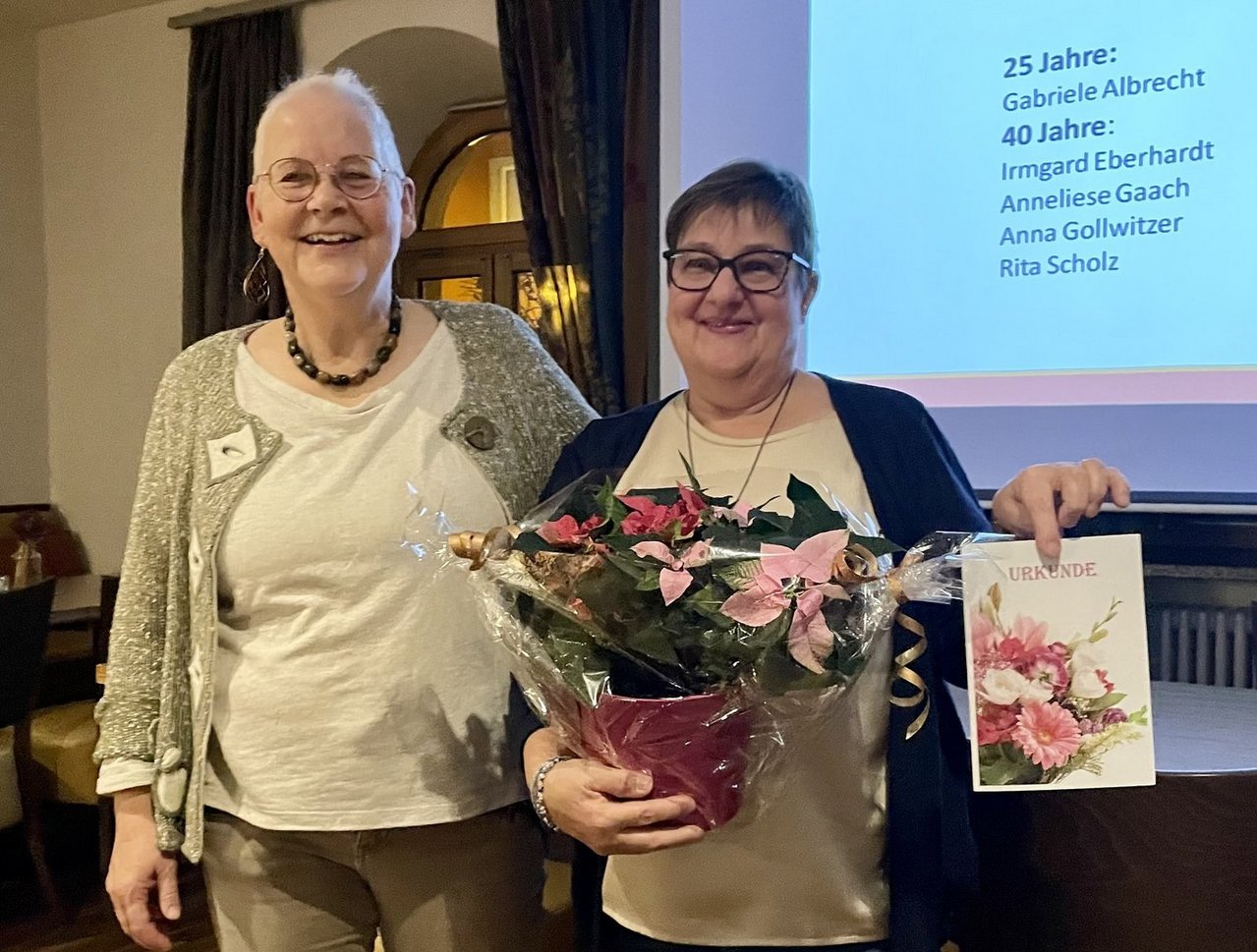 2025_12.11__Ehrung_Gabi_Albrecht__re.__durch_Vorsitzende_Ulrike_Kießling.jpeg