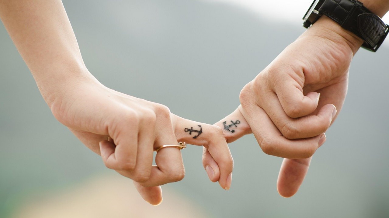 Mai__Hände_mit_Anker-Tatoo__Quelle_pixabay.com.jpg