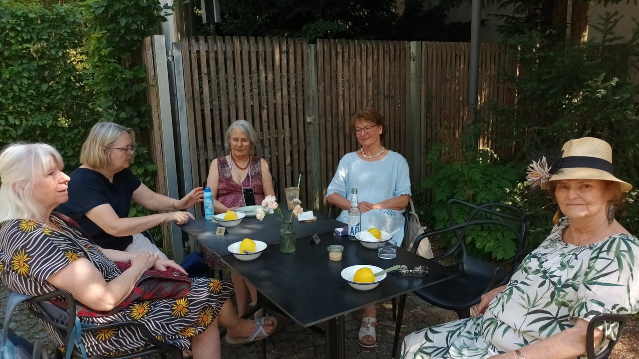 2026__4.8.__Monacensia__Gruppe_Café_im_Schatten.jpg