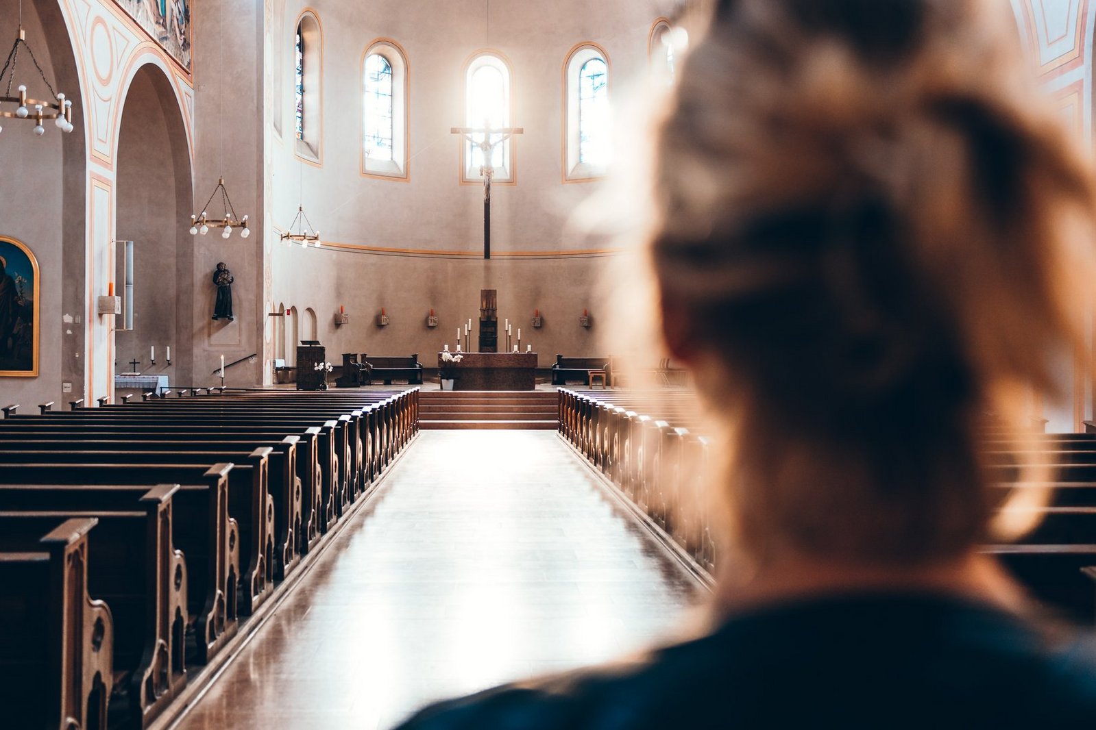 Woman in church heading to altar Frau_in_Kirche__Quelle_AdobeStock_302187266.jpeg
