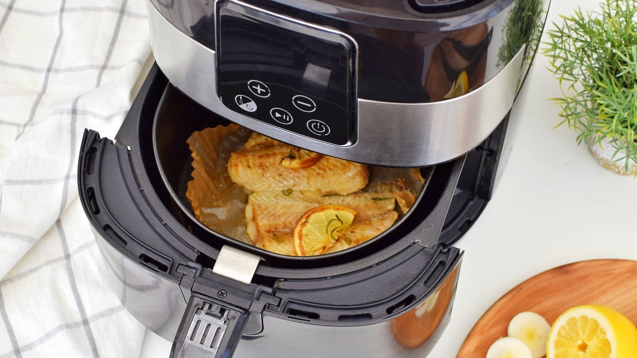 Cooking fish in air fryer. Heißluftfritteuse__Quelle_AdobeStock_1676241166.jpeg